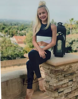 Kami Couch autograph