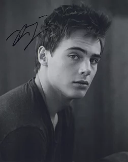 Kevin Quinn autograph