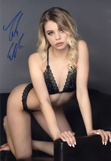 Tabitha Elm autograph