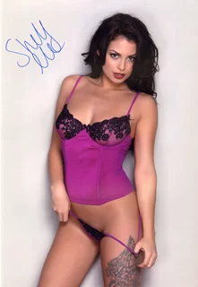 Shelly Lee autograph