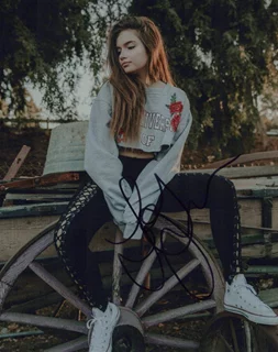 Alexis Jayde Burnett autograph