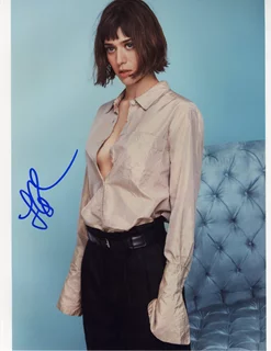 Lizzy Caplan autograph