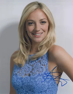 Abby Elliott autograph