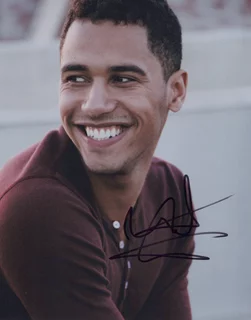 Elliot Knight autograph