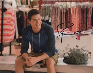 Robbie Amell autograph