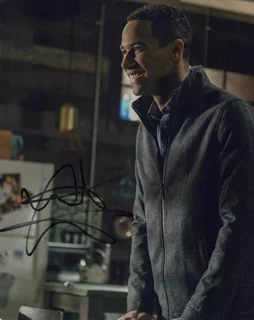 Elliot Knight autograph