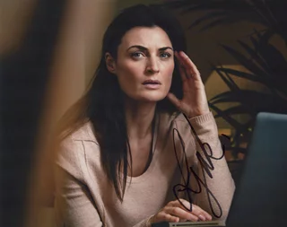 Lyne Renee autograph