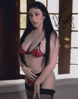 Amilia Onyx autograph