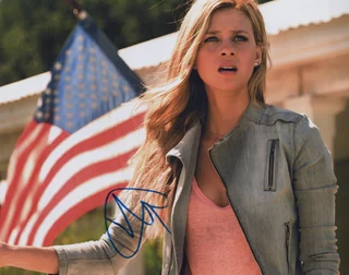 Nicola Peltz autograph