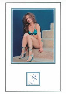 Mena Suvari autograph