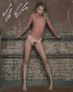 Tabitha Elm autograph