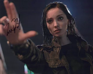 Emma Dumont autograph