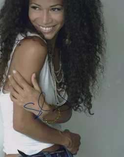 Sherri Saum autograph