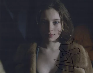 Mina Sundwall autograph
