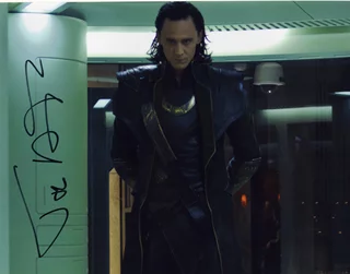 Tom Hiddleston autograph