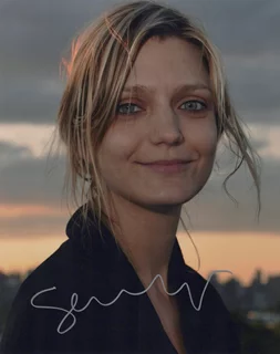 Sara Colangelo autograph