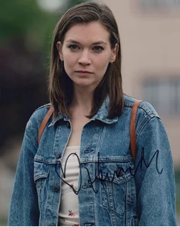 Hannah Gross autograph