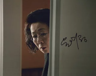 Yuh-Jung Youn autograph