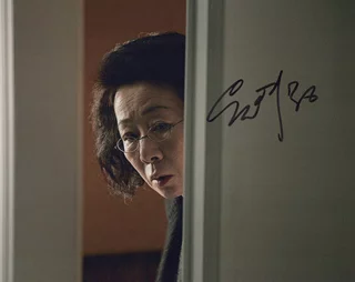 Yuh-Jung Youn autograph