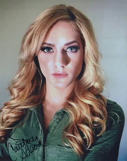 Courtney Akbar autograph