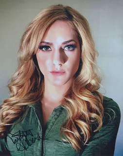 Courtney Akbar autograph