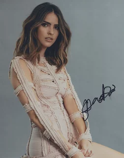 Shelley Hennig autograph