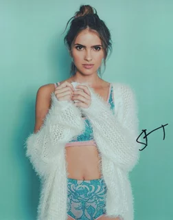 Shelley Hennig autograph