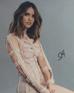 Shelley Hennig autograph