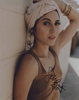 Sara Amini autograph