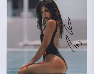 Cinthya Carmona autograph