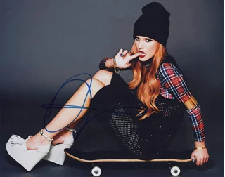 Bella Thorne autograph