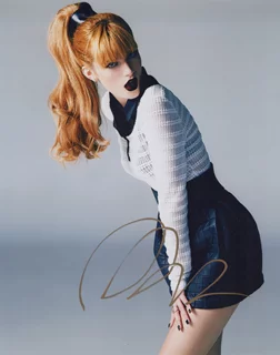 Bella Thorne autograph