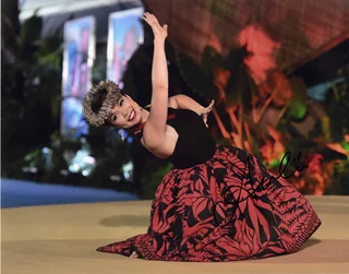 Auli'i Cravalho autograph