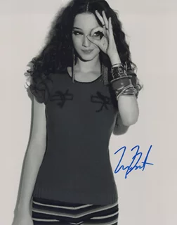 Emma Dumont autograph