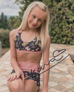 Kami Couch autograph