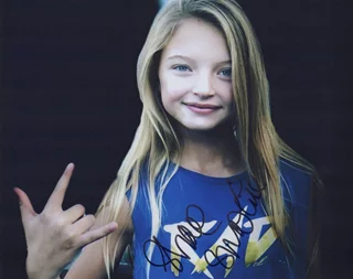 Shae Smolik autograph