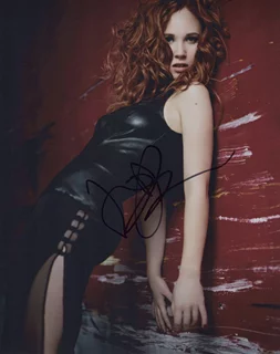 Juno Temple autograph