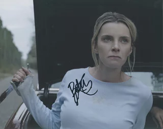 Betty Gilpin autograph