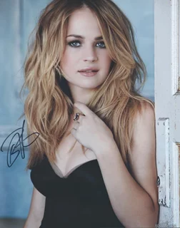 Brittany Robertson autograph