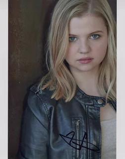 Hannah Swain autograph