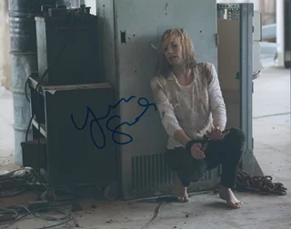 Yvonne Strahovski autograph