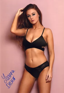 Leanna Decker autograph