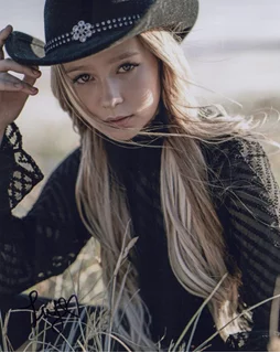 Ivy Mae Anderson autograph