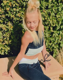 Kami Couch autograph