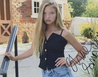 Shae Smolik autograph