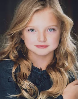 Shae Smolik autograph