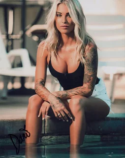 Dani Nicole autograph