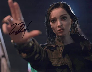 Emma Dumont autograph