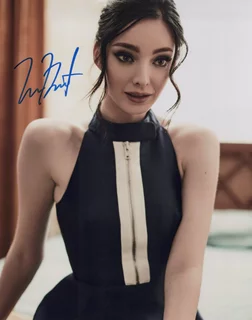 Emma Dumont autograph