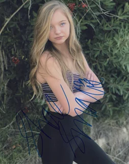 Shae Smolik autograph